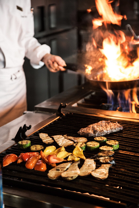 여의도 메리어트 이그제큐티브 아파트먼트 서울의 레스토랑 파크카페가 면역력을 키우는 보양식 '올라 서머'을 내놓으며 프로모션을 실시한다. 런치는 4코스, 디너는 6코스로 준비한다. 여의도 메리어트 이그제큐티브 아파트먼트 서울 제공